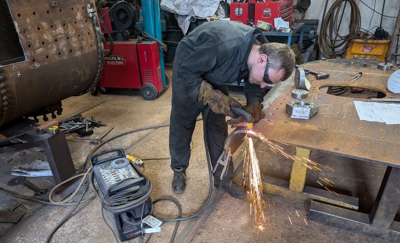 Man using a cutting machine